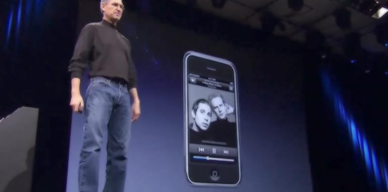 steve jobs memperkenalkan iphone pertama