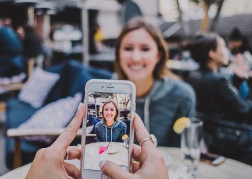 memotret pakai handphone