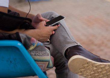 orang pakai handphone