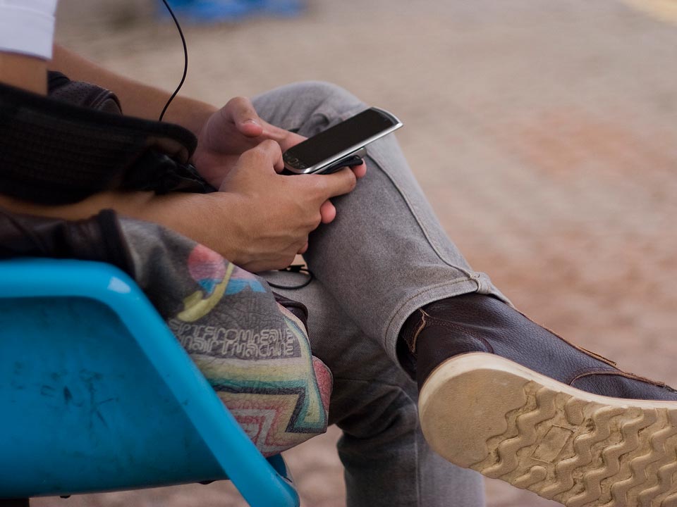 orang pakai handphone