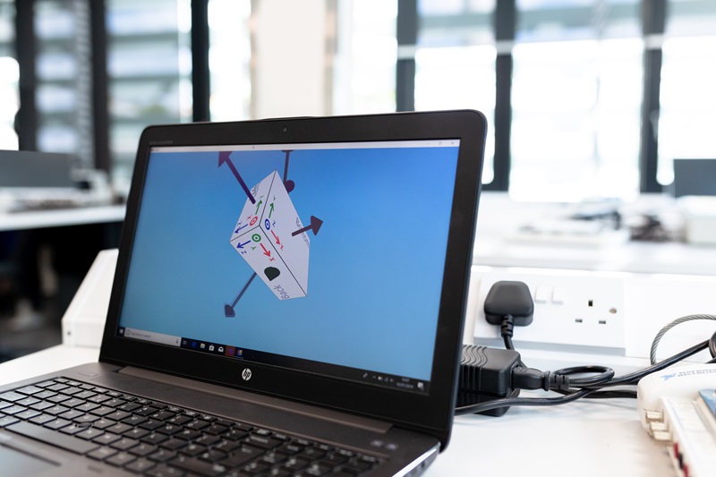 Bahaya Mengisi Daya Laptop yang Beda Merek