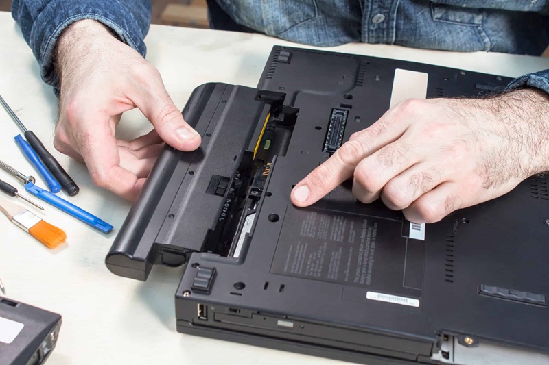 Berpotensi Merusak Baterai Laptop - bahaya mengisi daya laptop