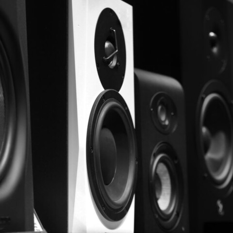 10 Lagu untuk Tes Speaker dan Headphone Terbaik yang Paling Asyik