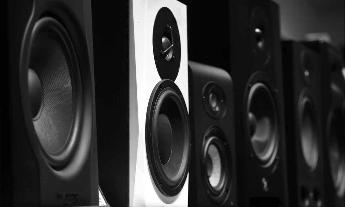 10 Lagu untuk Tes Speaker dan Headphone Terbaik yang Paling Asyik