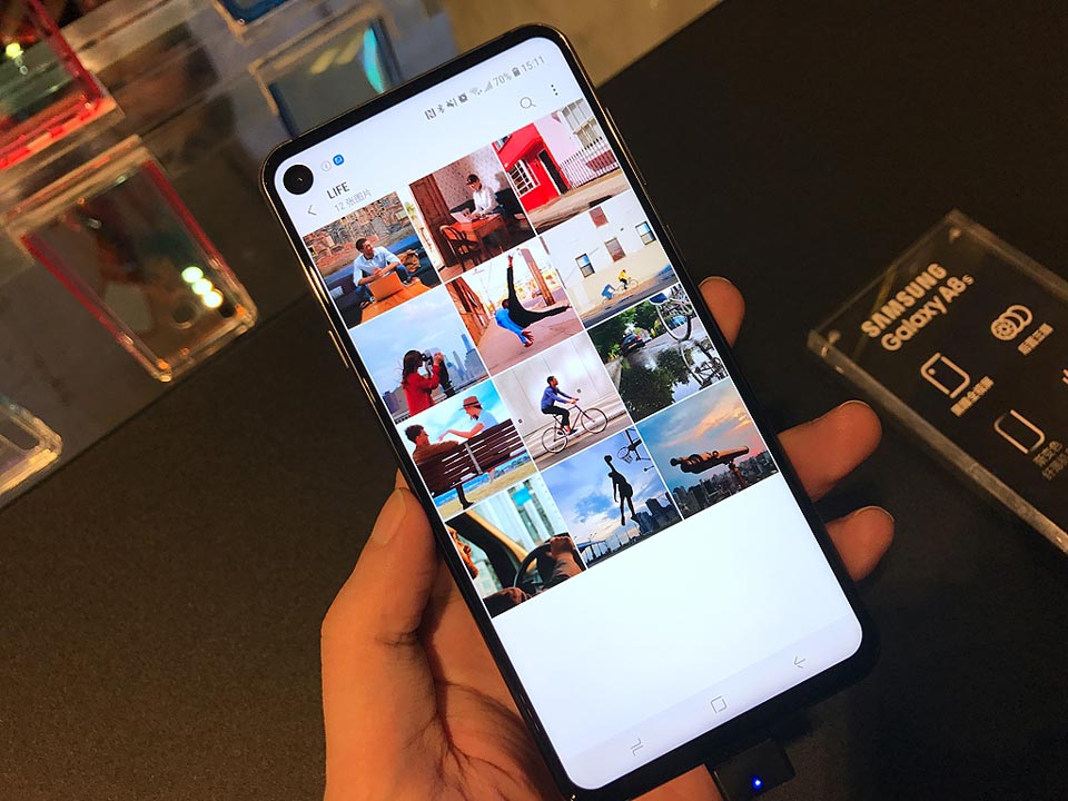 tren handphone 2019 kamera di layar