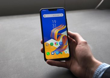 asus zenfone 5z in hand