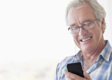 6 Smartphone Untuk Hadiah Orang Tua yang Sudah Pensiun