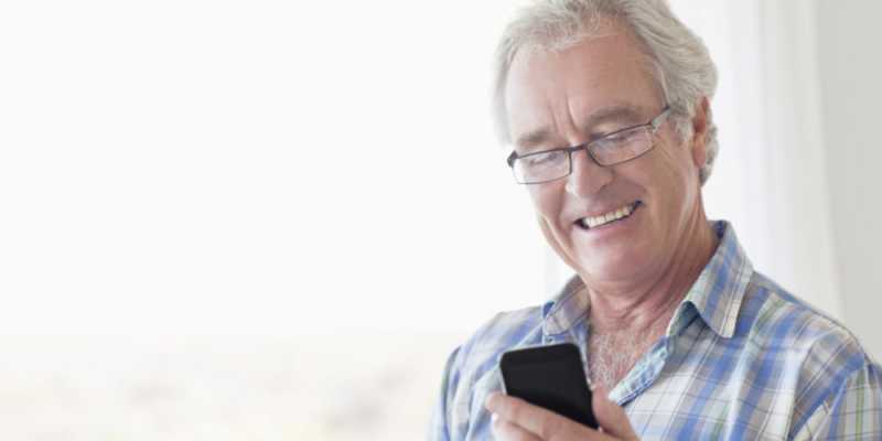 6 Smartphone Untuk Hadiah Orang Tua yang Sudah Pensiun