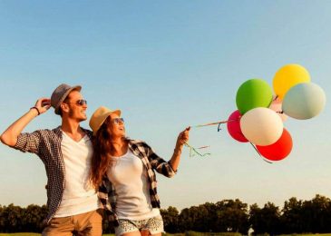 couple-love-walking-balloons-relationship-goals-ss-feature