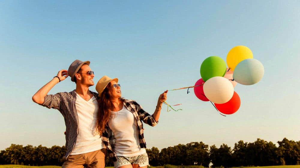 couple-love-walking-balloons-relationship-goals-ss-feature