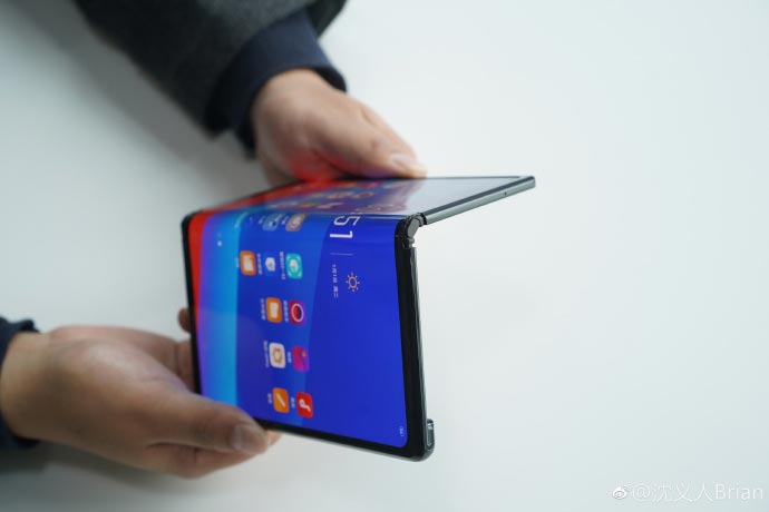 Oppo Punya Ponsel Lipat Seperti Huawei