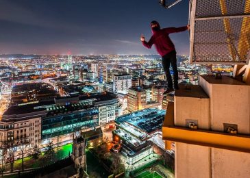 Super Nekat! YouTubers Ini Rela Gelantungan Demi Viewers
