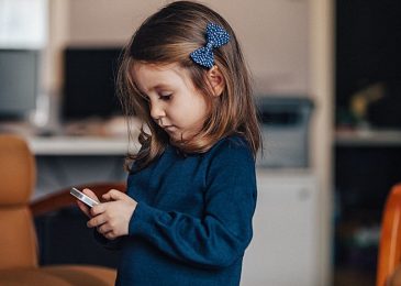 Inilah Ciri-ciri Mata yang Terkena Radiasi Smartphone