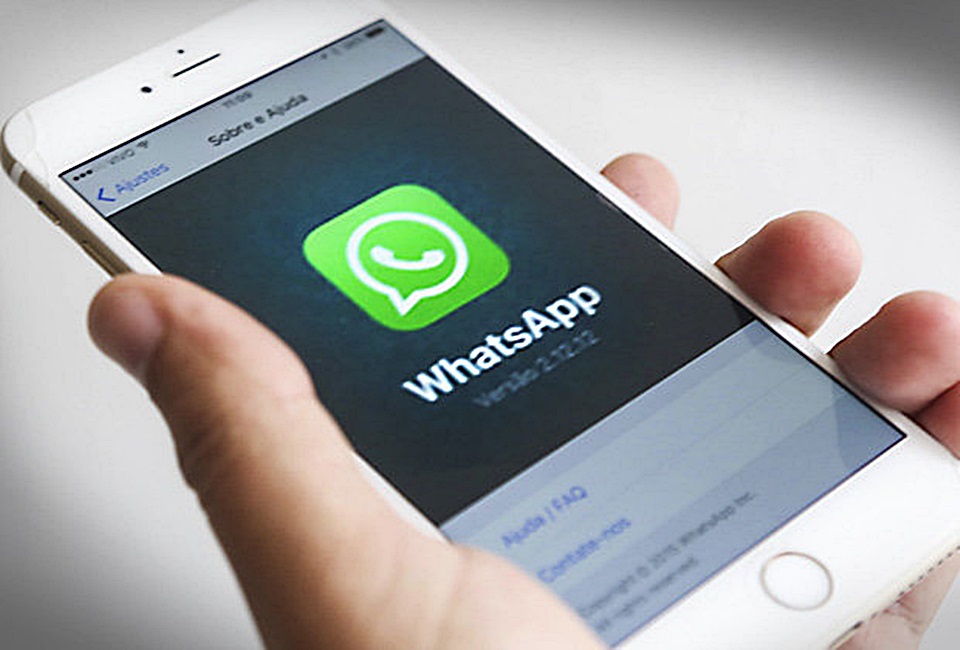 Whatsapp на новый айфон. WHATSAPP. WHATSAPP на айфоне. Фото на ватсап. WHATSAPP плюс айфон.