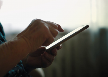Inilah Beberapa Tips Mengajari Orang Tua Memakai Smartphone