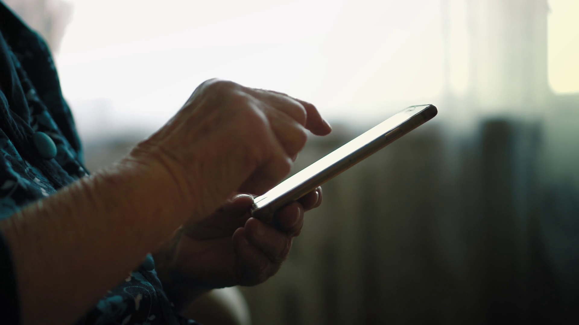 Inilah Beberapa Tips Mengajari Orang Tua Memakai Smartphone