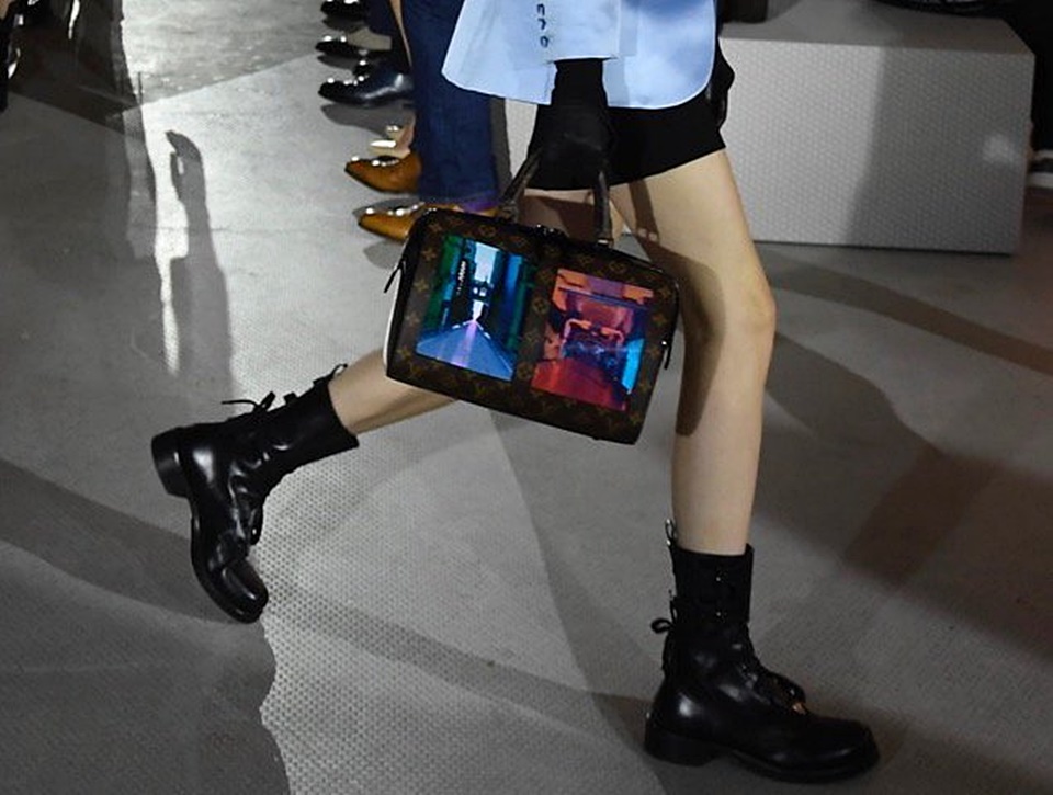 Brand Fashion Louis Vuitton Luncurkan Tas dengan Layar AMOLED