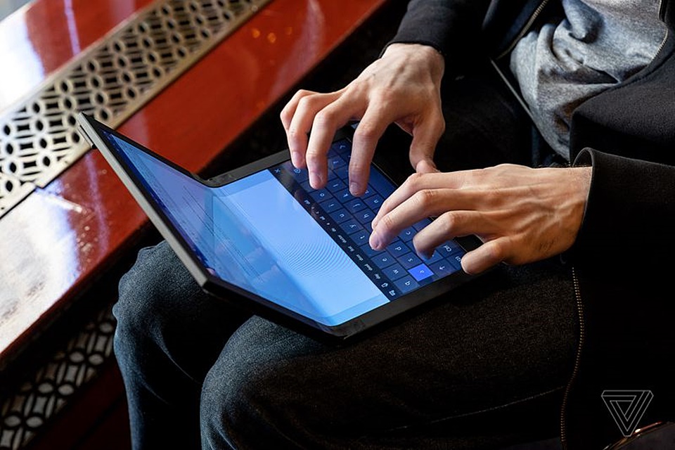 Lenovo Tengah Kembangkan PC Lipat Pertama di Dunia