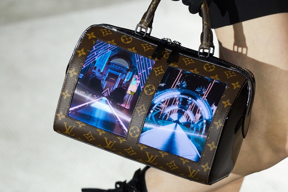 Brand Fashion Louis Vuitton Luncurkan Tas dengan Layar AMOLED