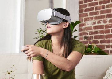 Beragam Reaksi Orang Ketika Menggunakan Kacamata VR