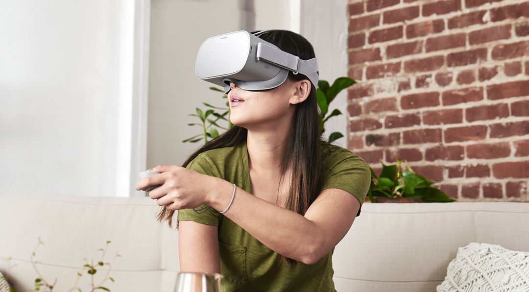 Beragam Reaksi Orang Ketika Menggunakan Kacamata VR