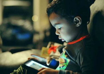 anak main video game