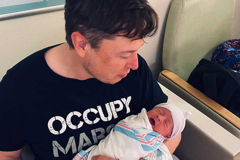 Elon Musk dan Grimes Beri Nama Anak Mereka X Æ A-12