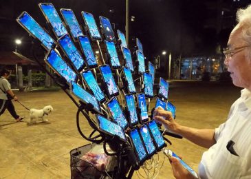 Kakek Pokemon GO Sekarang Pakai 64 Ponsel di Sepedanya ?