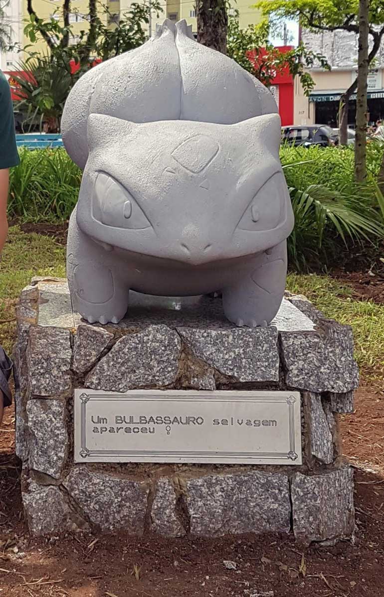 patung pokemon Bulbasaur