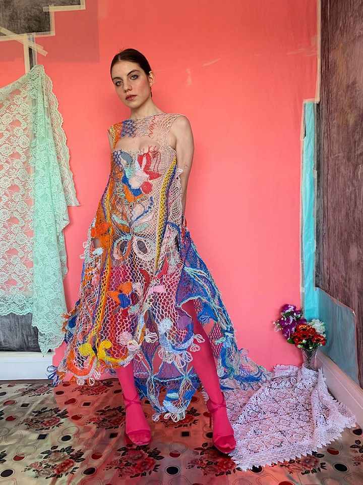 KEREN! Desainer Ini Ciptakan Gaun Cantik dari Kabel Listrik Bekas