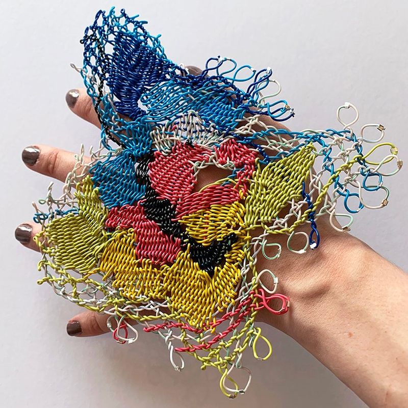 KEREN! Desainer Ini Ciptakan Gaun Cantik dari Kabel Listrik Bekas