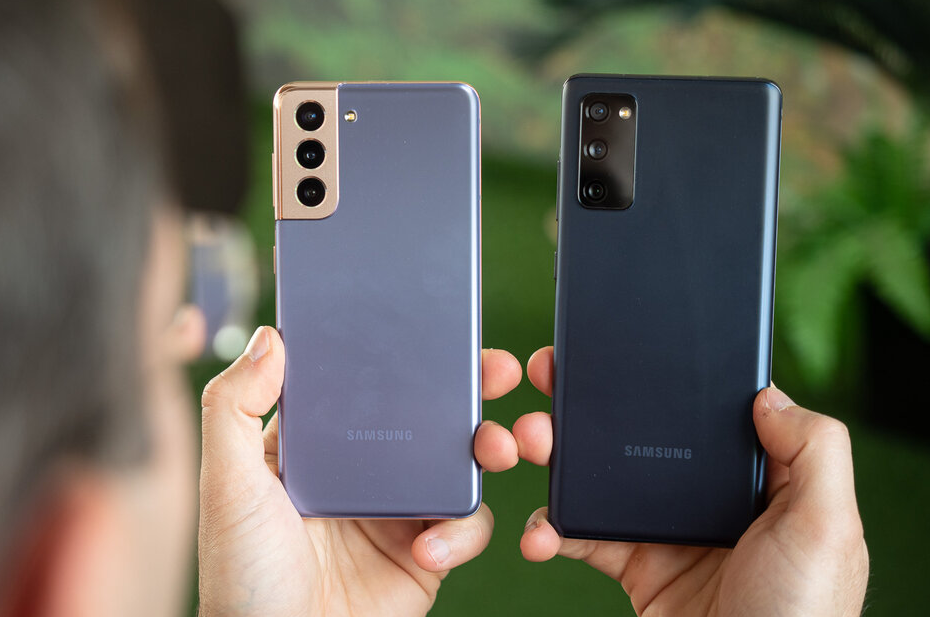 Samsung Galaxy S21 vs Samsung Galaxy S20 FE (Tampak Belakang)