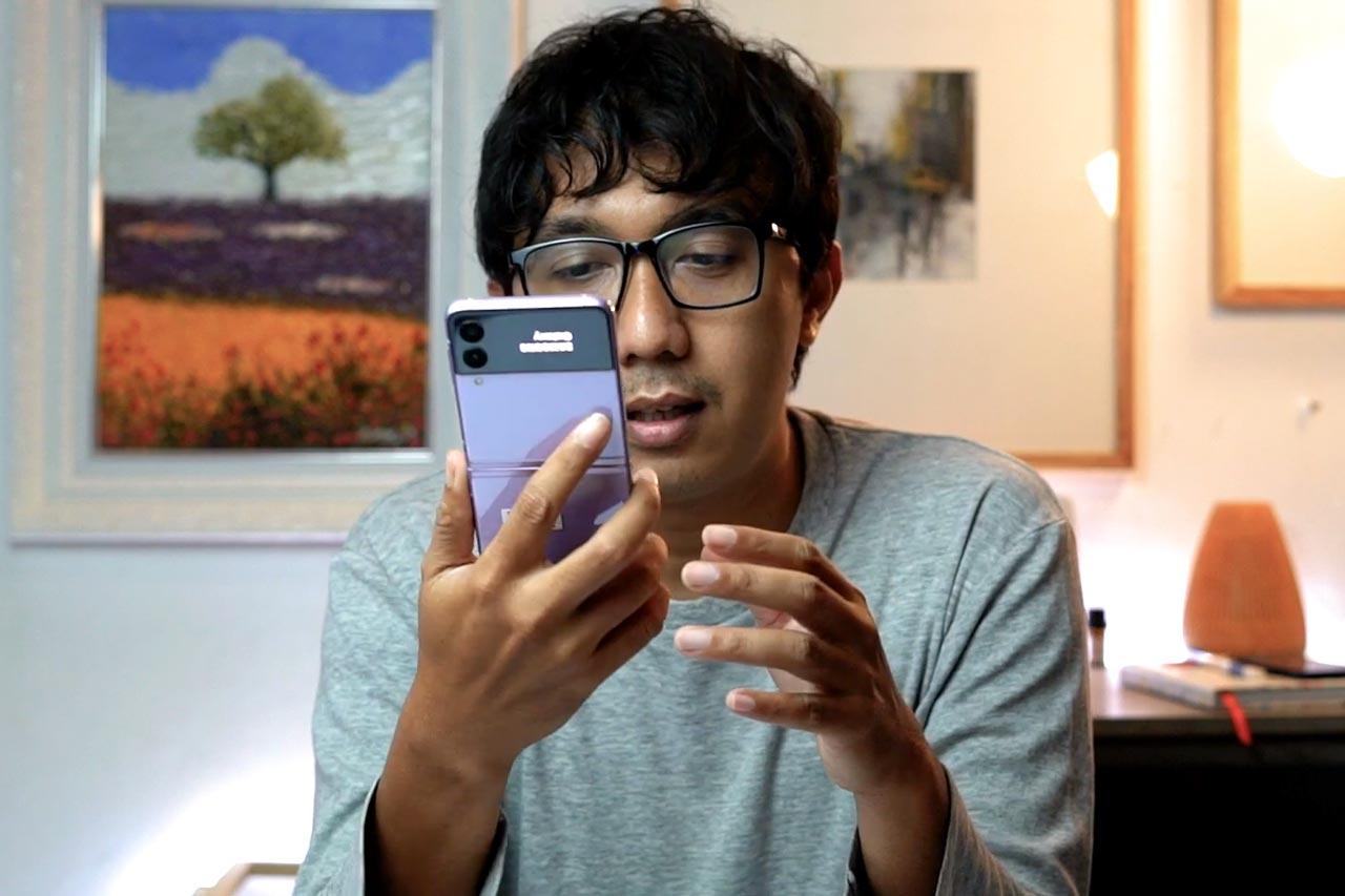hands on galaxy z flip3