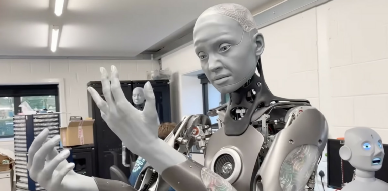 Robot humanoid membuat ekspresi wajah yang menakutkan