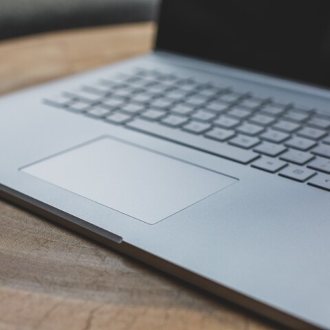 6 Cara Mengatasi Lampu Indikator Laptop Menyala Terus dengan Mudah