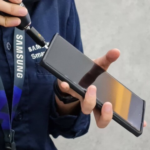 Membersihkan Port USB Ponsel
