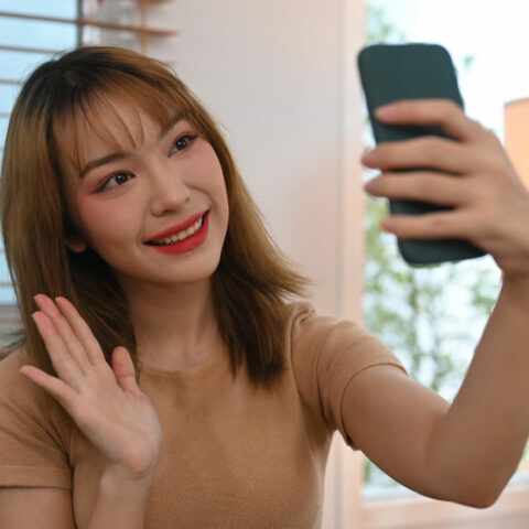 gambar perempuan video call di ponsel