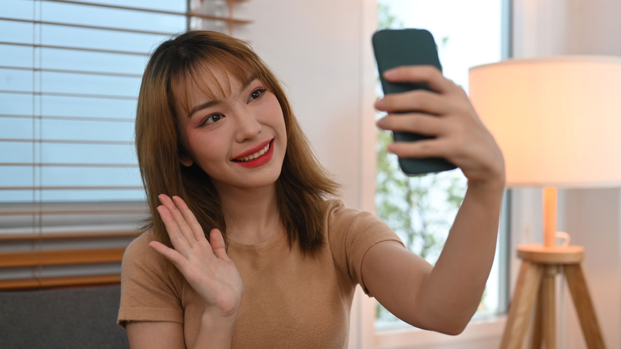 gambar perempuan video call di ponsel