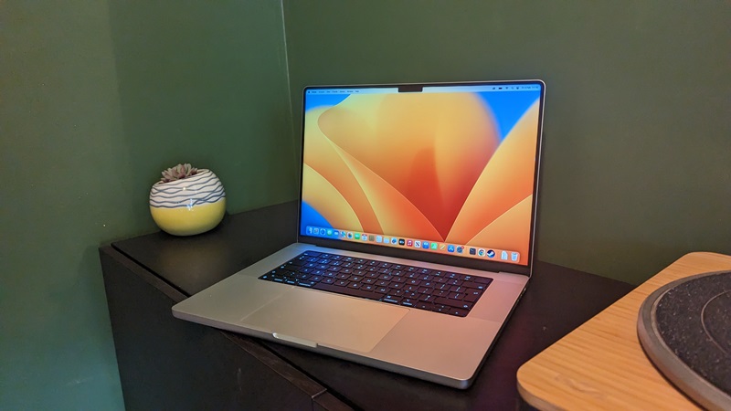 Apple MacBook Pro 16 (2023) - laptop content creator terbaik