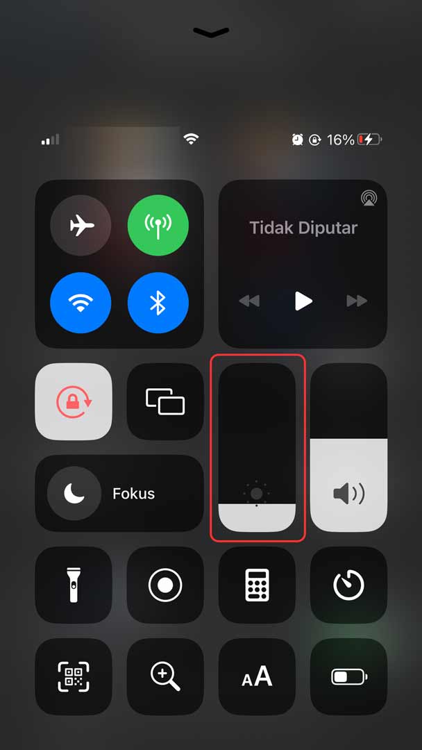 mengatur kecerahan layar iphone di pusat kontrol