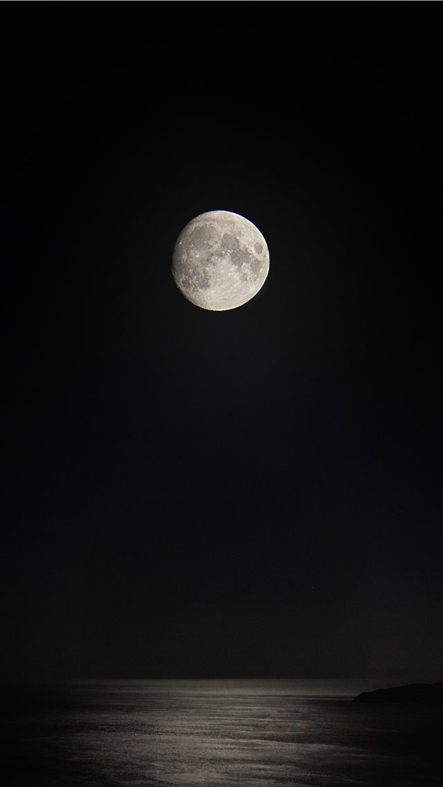 Wallpaper iPhone 13 tema Bulan