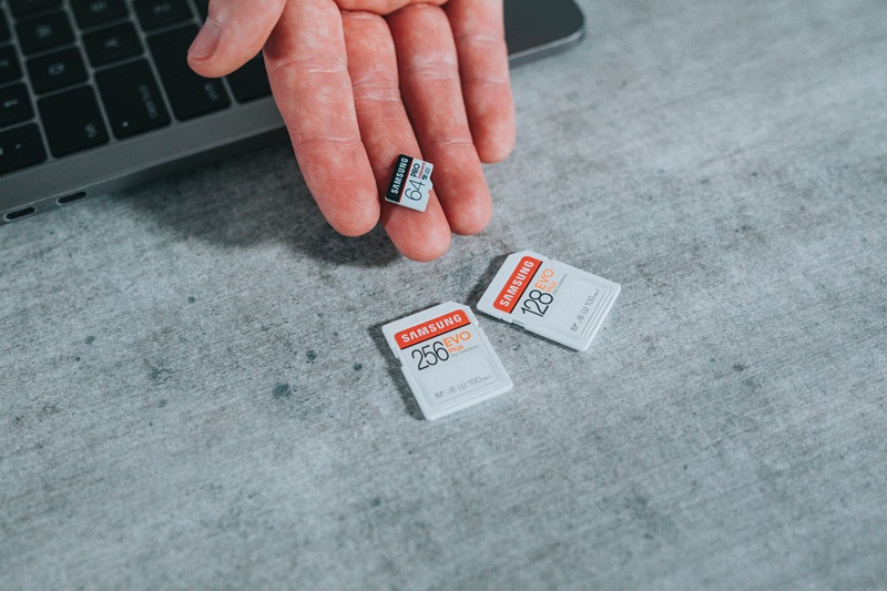 Kehadiran Slot MicroSD