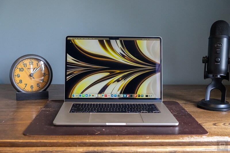 MacBook Air 15 (2023) laptop tipis terbaik