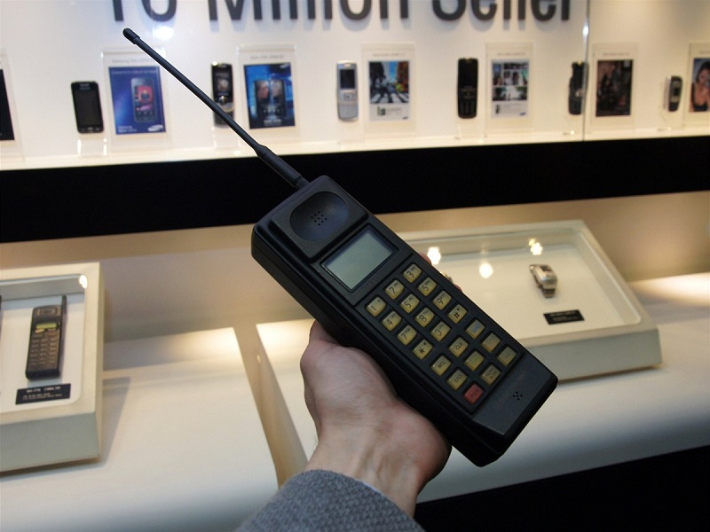 Muzeum Samsung - první mobilní telefon znaèky SH-100 (1988)