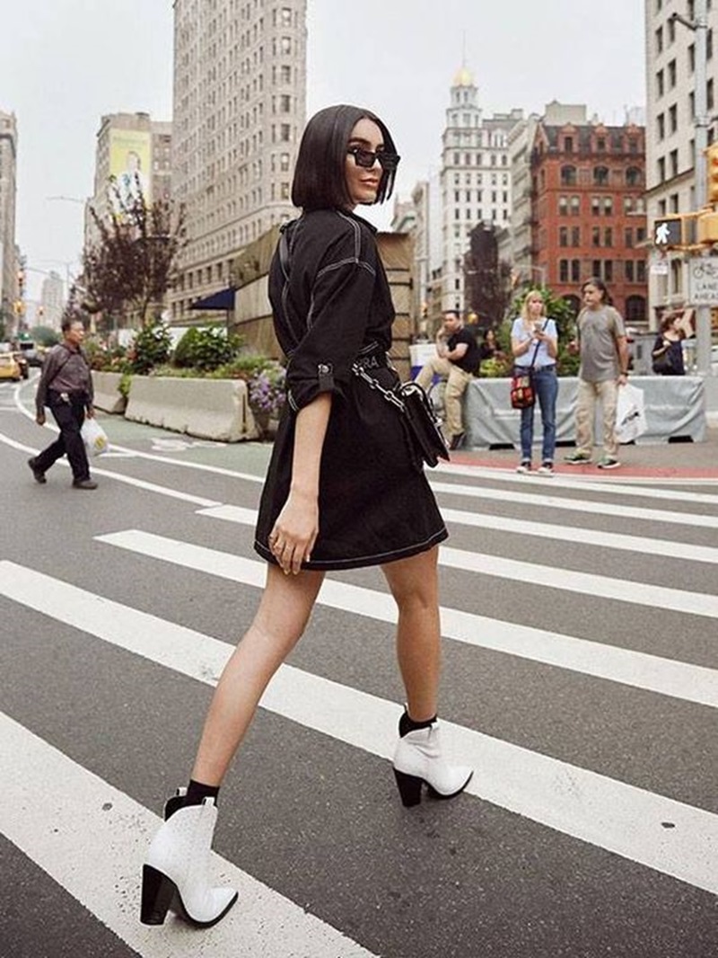 Berjalan di Zebra Cross - gaya foto berdiri selebgram