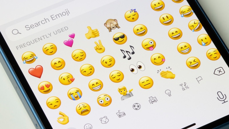 Tampilan emoji wajah tersenyum iPhone