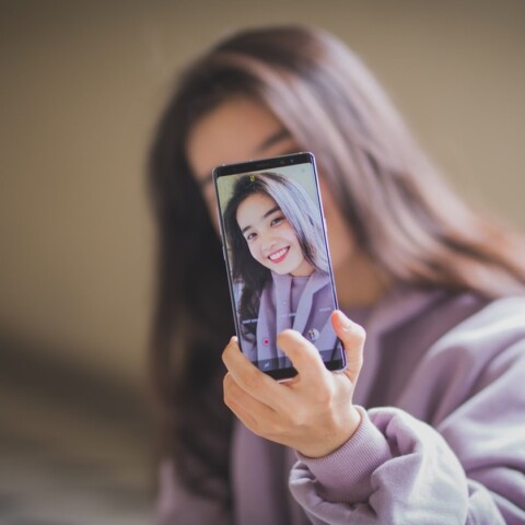 Gaya Foto Berdiri Selebgram