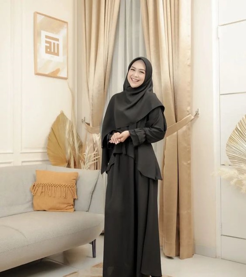 Meletakkan Dua Tangan di Depan Perut (Ria Ricis)