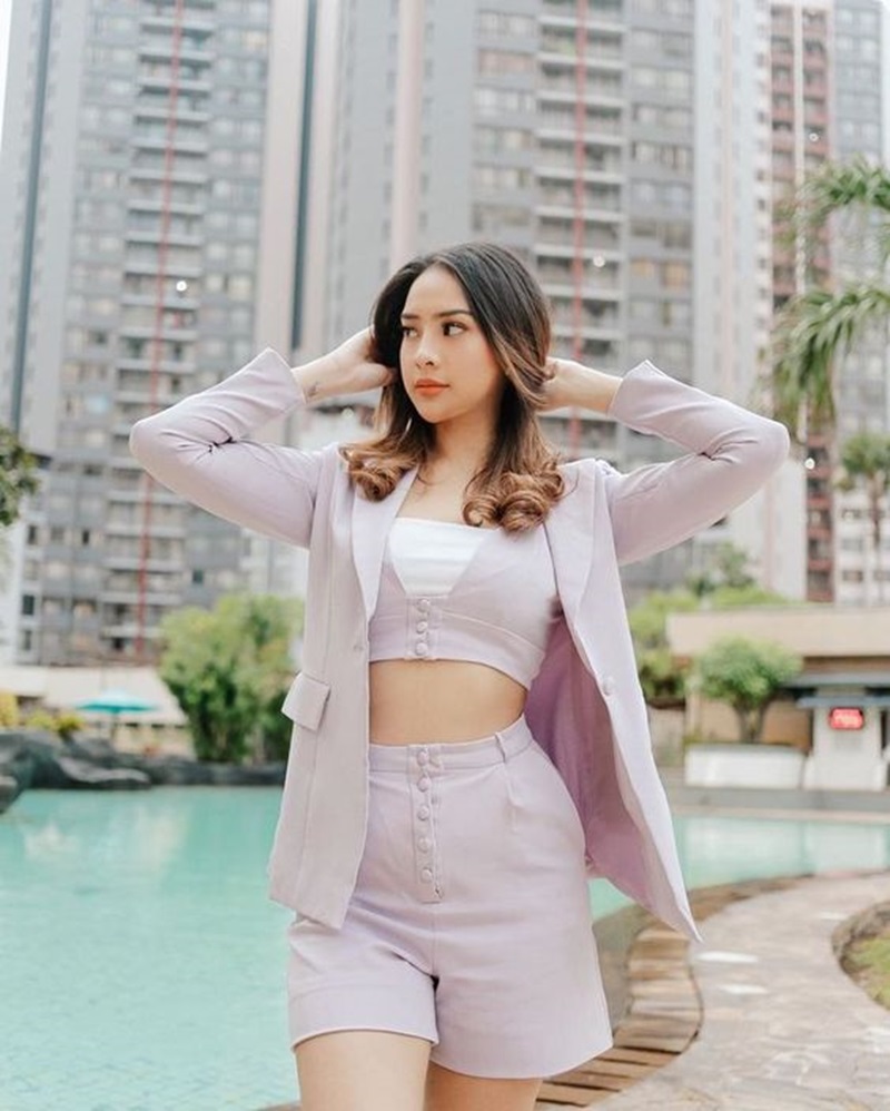 Pose Candid Memegang Rambut (Anya Geraldine)