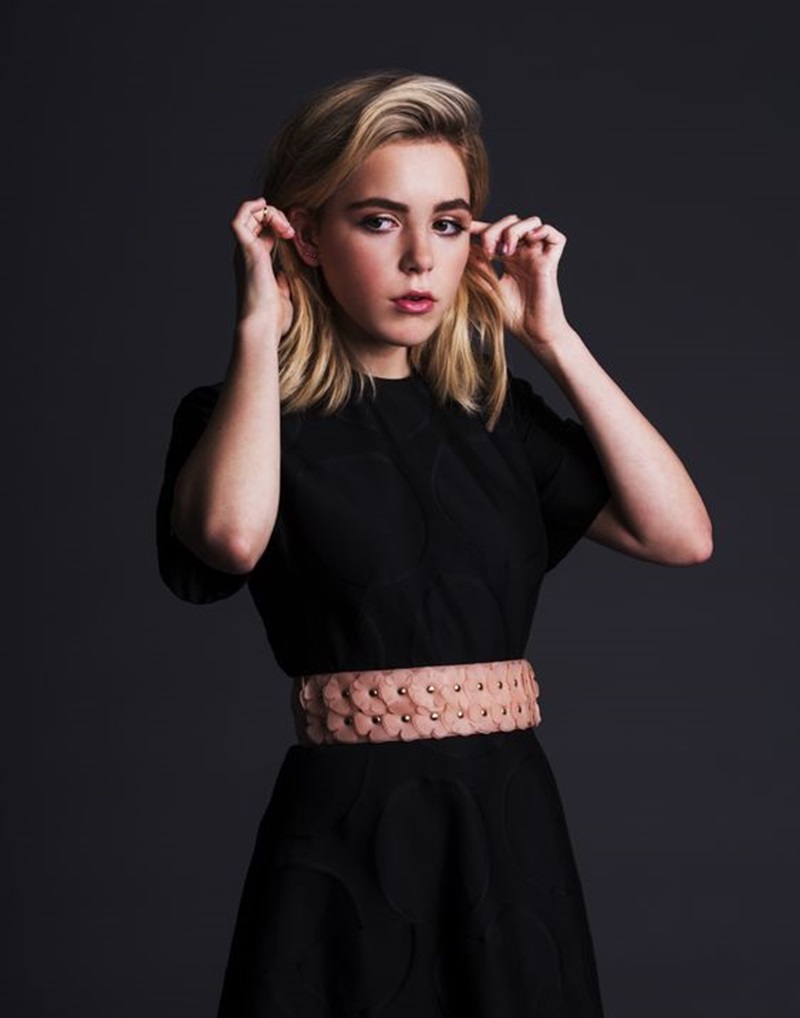 Pose Tangan di Rambut atau Wajah